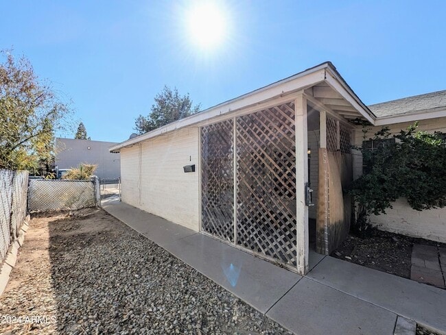 Building Photo - 1314 W Whitton Ave