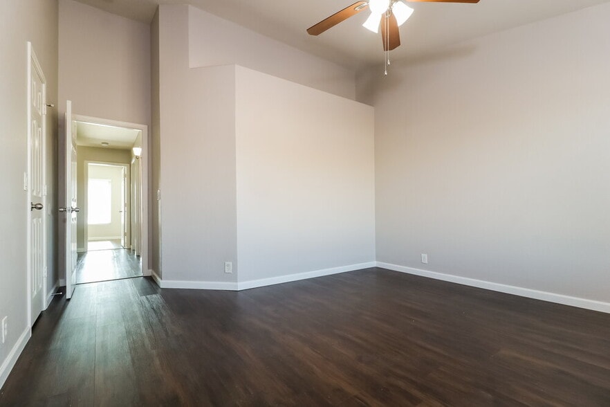 Building Photo - 10258 W Pasadena Ave
