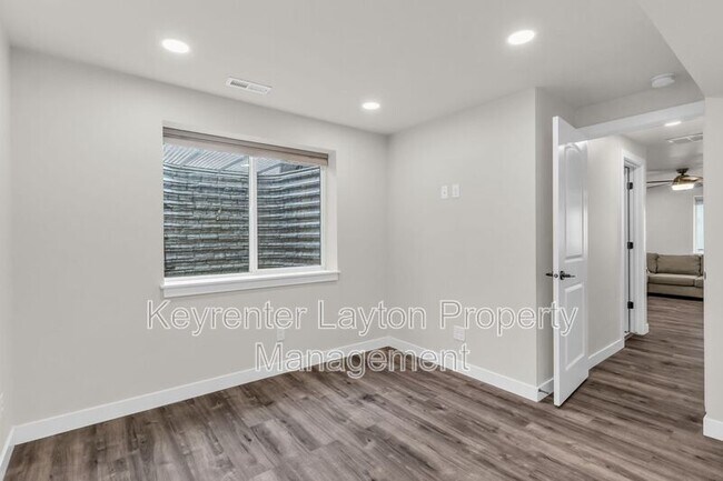 Building Photo - 1432 E Daylily Ct