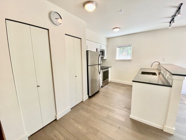 Building Photo - 1bd/1ba Seattle Condo