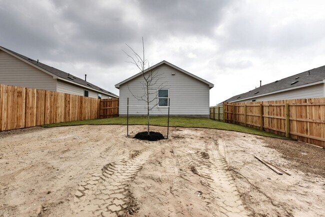 Building Photo - NEAR GOLF COURSE  |  3 BEDROOMS  |  2 BATH...