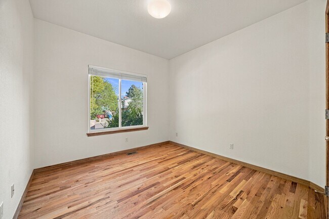 Building Photo - 1075 Yank St