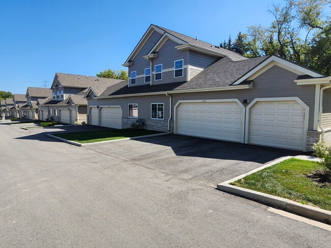 Building Photo - 2701 Pond Dr