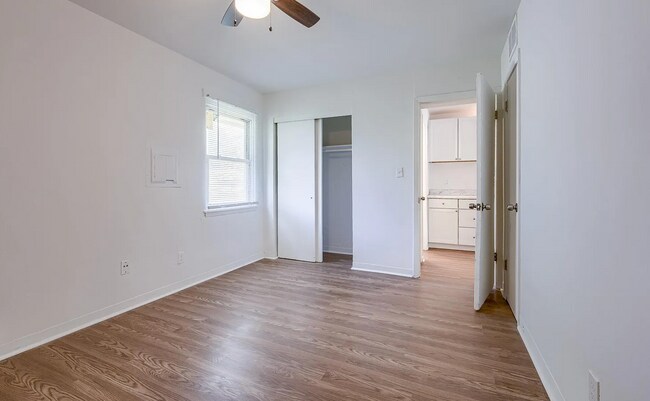 Building Photo - 15216 Bellaire Ave
