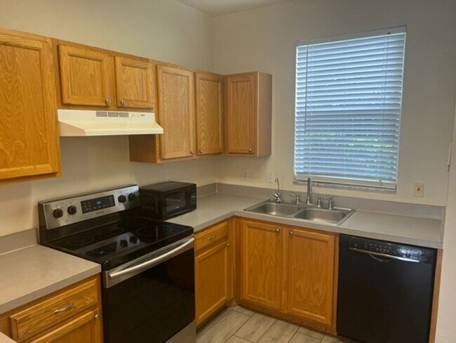 Building Photo - Spacious townhome in Kensington North