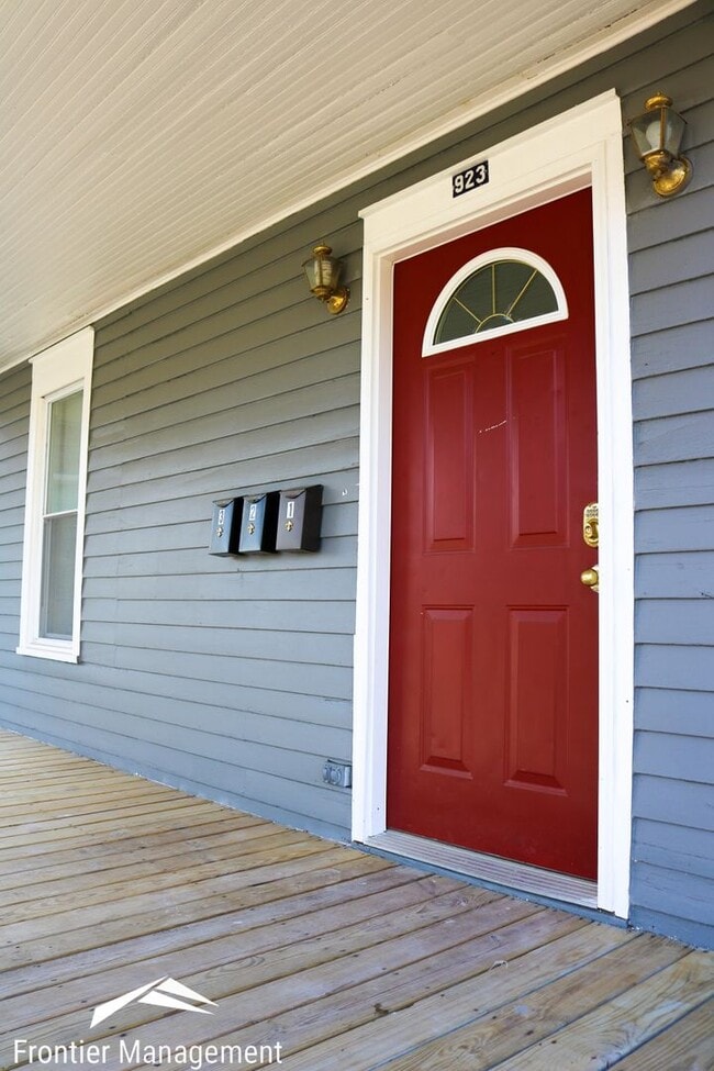 Building Photo - 923 Osage St