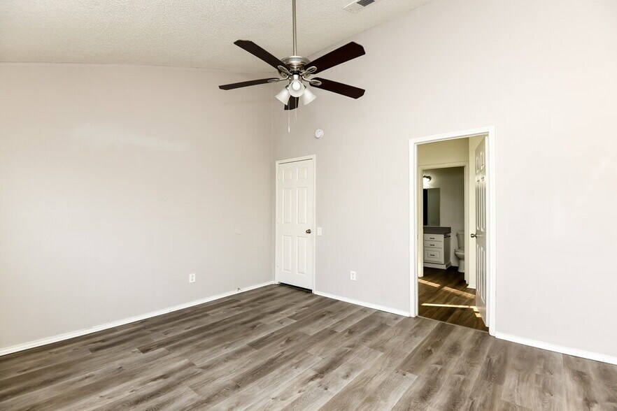 Building Photo - 2500 Creekwood Ln