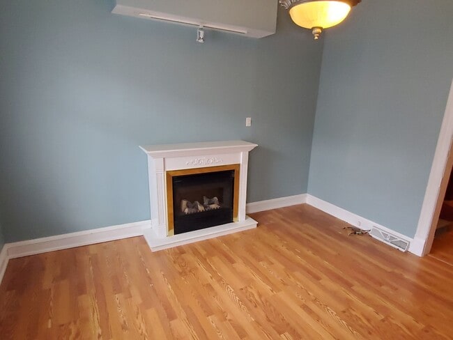 Building Photo - Historic eastside townhome