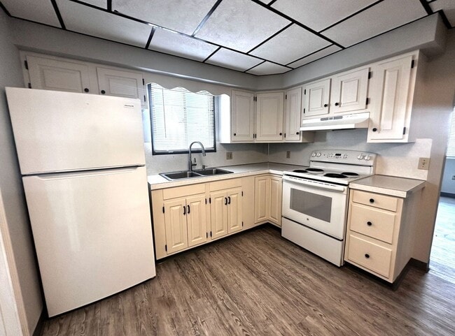 Building Photo - 10 Thompson St