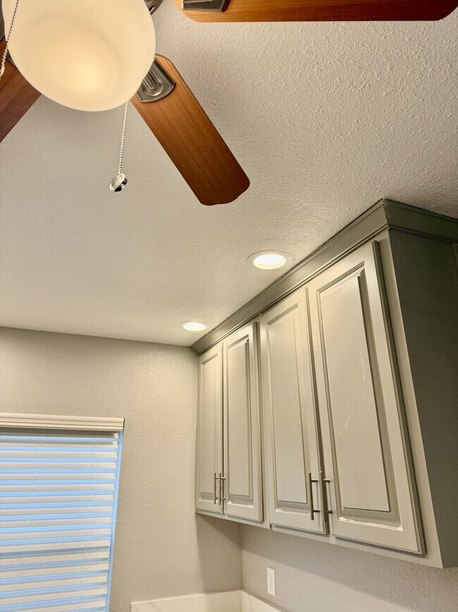 Building Photo - 972 S Hope Ave