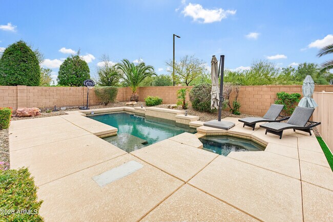 Building Photo - 1735 W Aloe Vera Dr