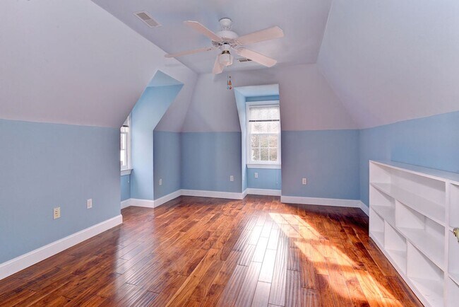 Building Photo - Low Maintenance Living in Williamsburg