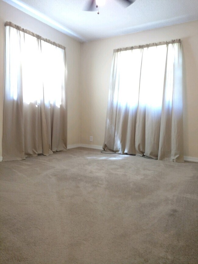 Building Photo - Charming 4 Bed / 1 Bath Ranch – Now Available!