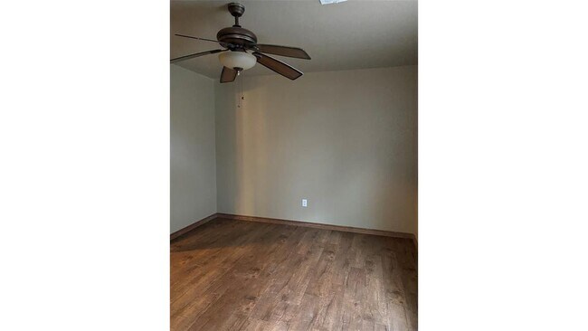 Building Photo - 10910 Shady Oaks Dr