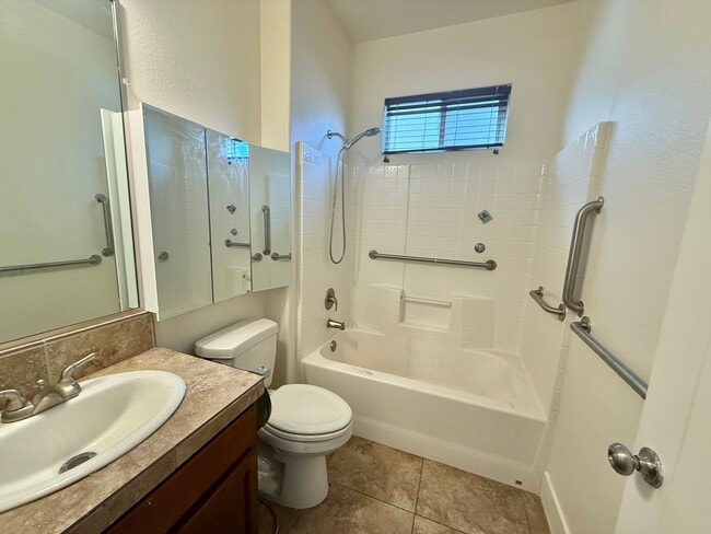 Building Photo - Hollister-Beautifully Updated 4BD/3BA Home with Garden Backyard in Prime Hollister Location