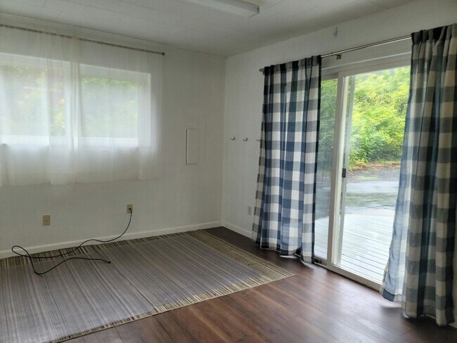 Building Photo - 3 Bedroom 1 Bath Home with Shop