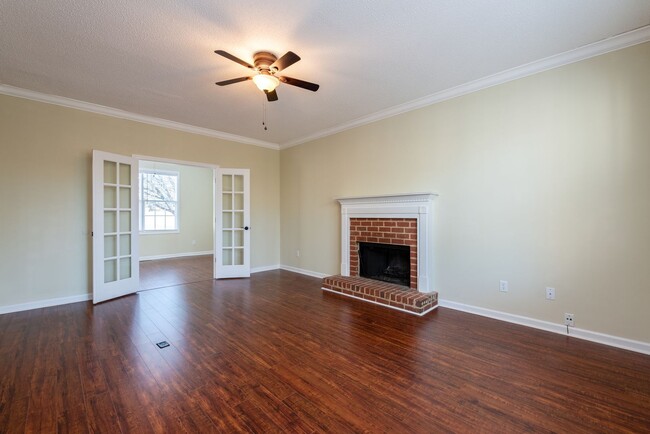 Building Photo - Spacious 4-Bedroom Home in Westside Athens...