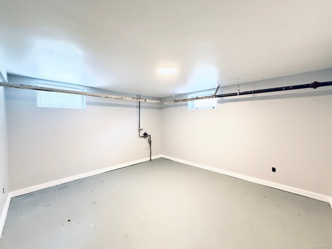 Building Photo - 10 Meadowpark Ave W