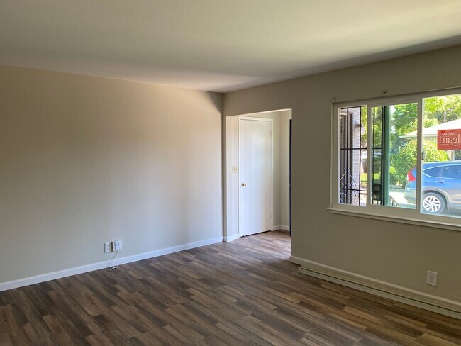 Living room - 462 Kuehnis Dr