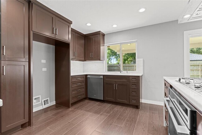 Building Photo - 22435 Elsinore Dr