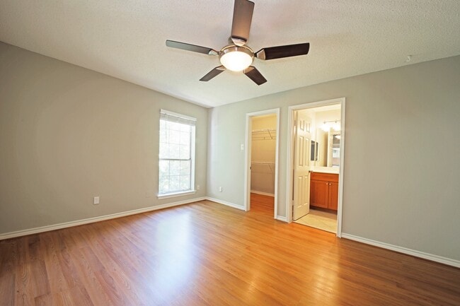 Building Photo - Updated top floor 2br with vaulted ceilings, two balconies and treed views!