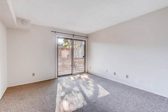 Building Photo - Fantastic 1 Bedroom Condo in Point Loma!!