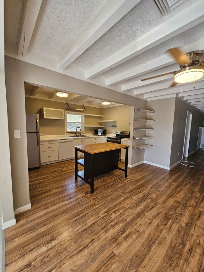 Building Photo - 2 Bedroom 2 Bathroom fully electric house ...