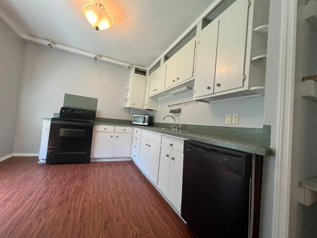 Building Photo - 363 Pine St
