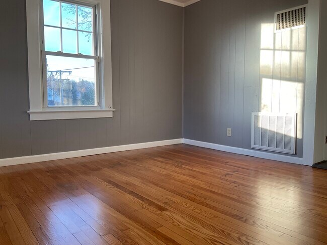 Building Photo - 16 Lake St