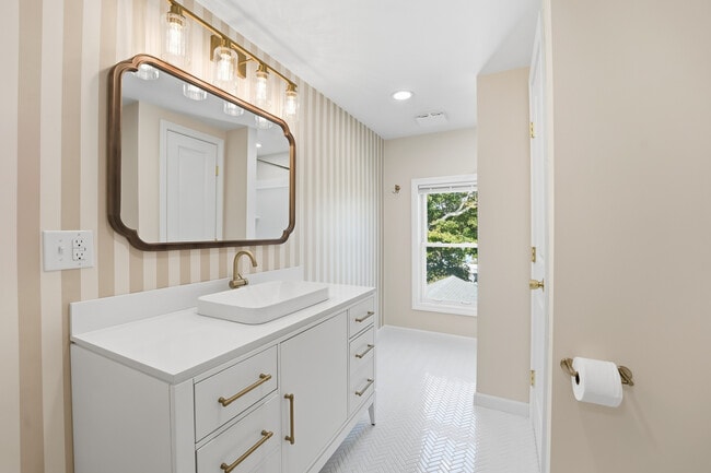 Building Photo - 22 Vernon St