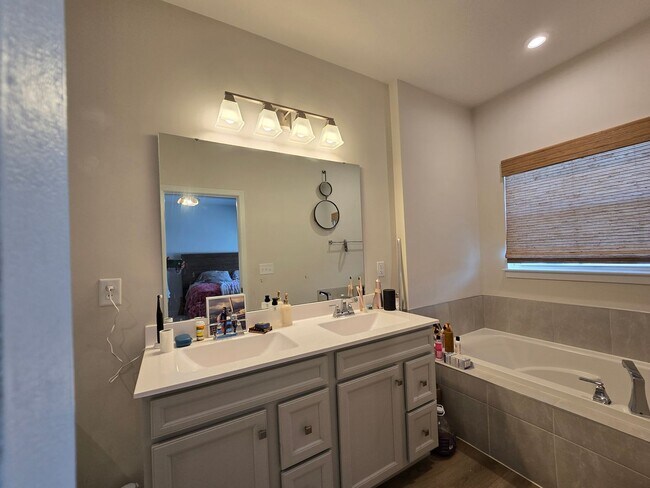 Building Photo - 4 Bed, 3.5 Bath Townhome Located just minutes from the VA/NC Line