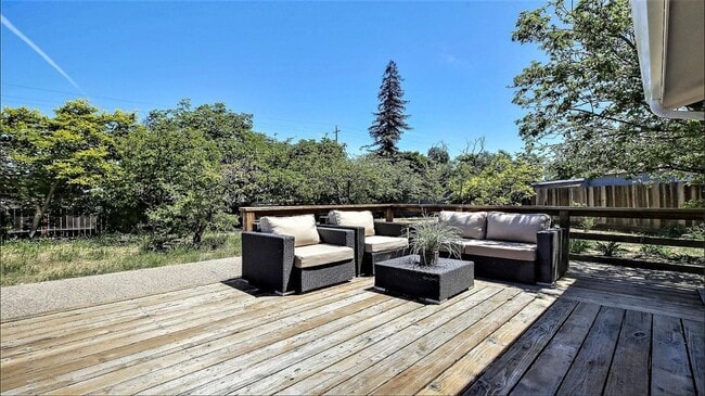 Building Photo - 1090 Walnut Woods Ct