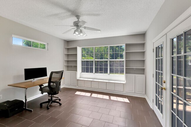 Building Photo - Charming Charleston National Home