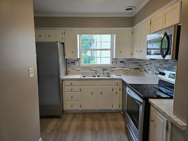 Building Photo - Welcome to Your Stylish New Townhome!
