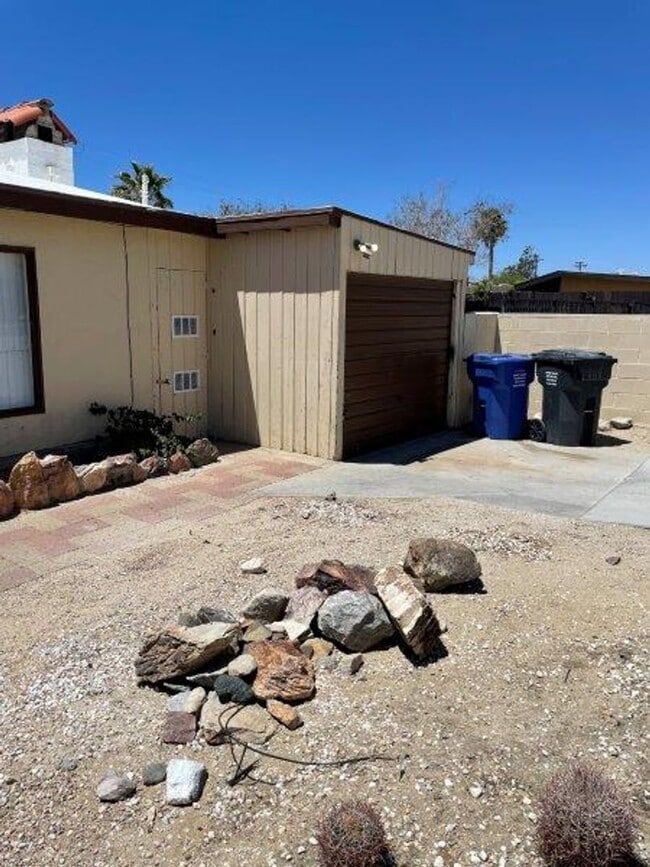 Building Photo - 2 Bed +1 Bath SINGLE FAMILY HOME + HUGE ba...