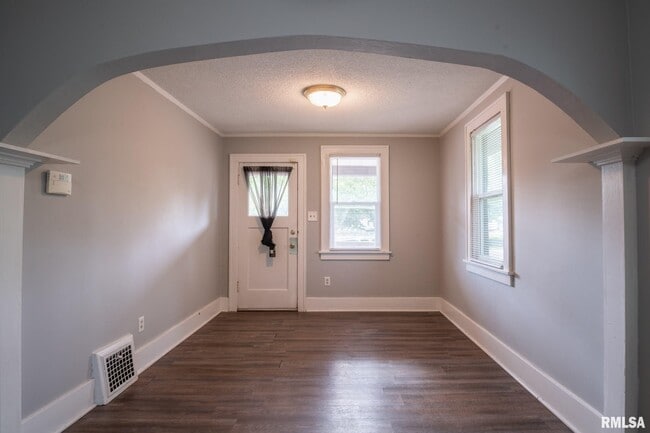Building Photo - 4515 Drake Dr