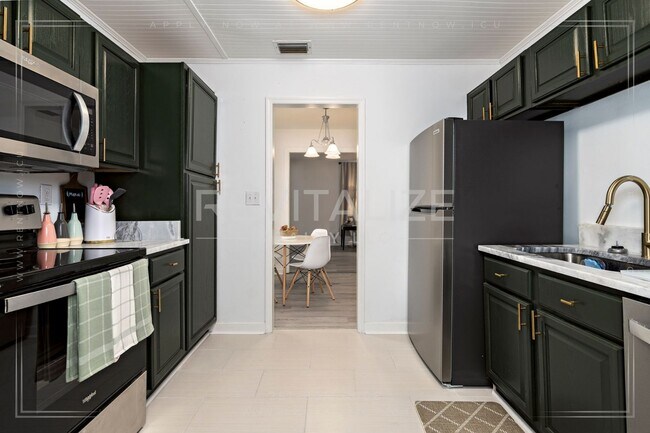 Building Photo - HALF-OFF DEPOSIT SPECIAL! Furnished 2 Bedr...