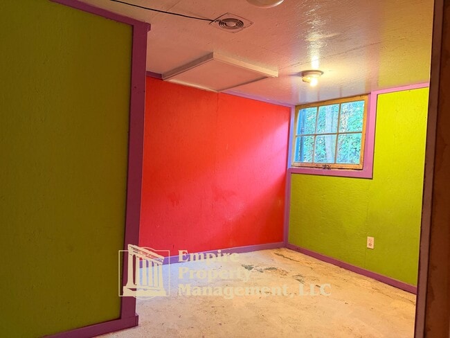 Building Photo - 537 NE Winchester St