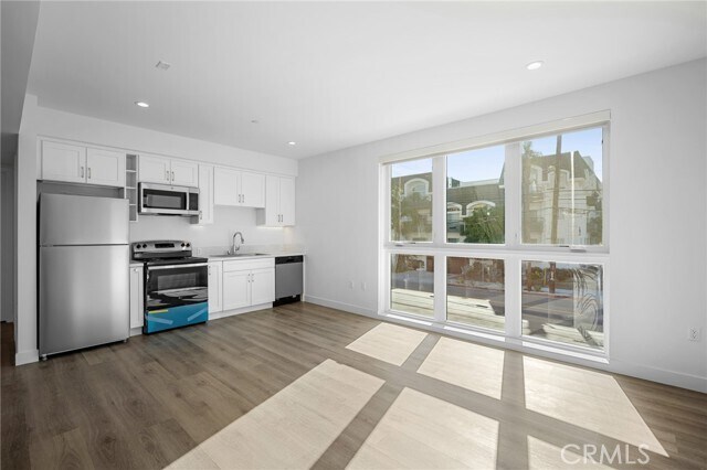 Building Photo - 10657 Moorpark St