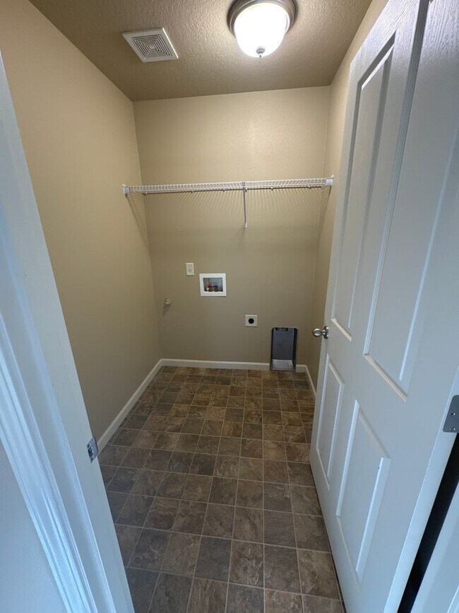Building Photo - ? Beautiful 4-Bed, 3-Bath North Albany Hom...