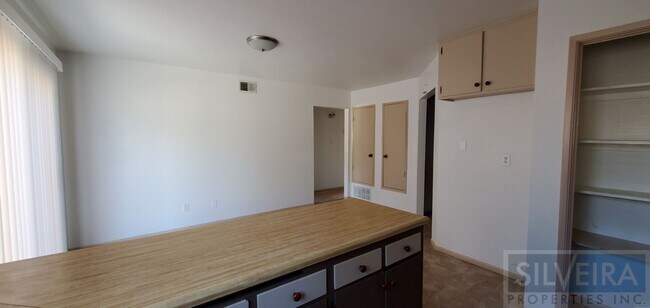 Building Photo - A Comfortable Home awaits the right Tenant!