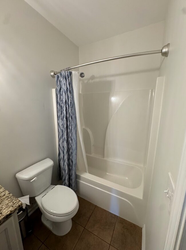Building Photo - 8 Crestwood Ct