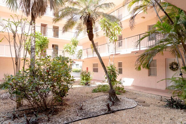 Building Photo - 2851 Somerset Dr