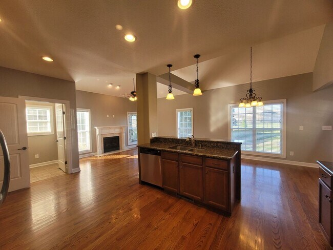 Building Photo - - Majestic 3 Bedroom 2.5 Bath + Bonus Room...