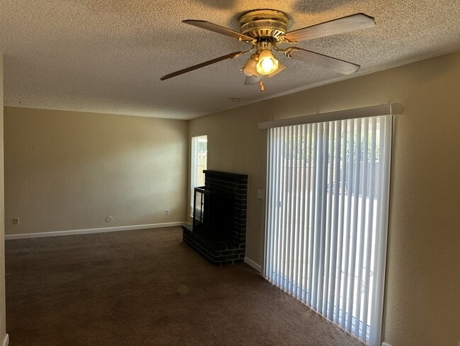 Building Photo - MANTECA 3 BEDROOM 2 BATH HOME