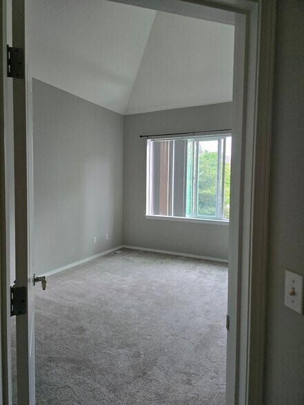 master bed - 454 Shelton Pl NE