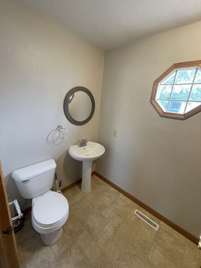 Building Photo - 127 E Main St