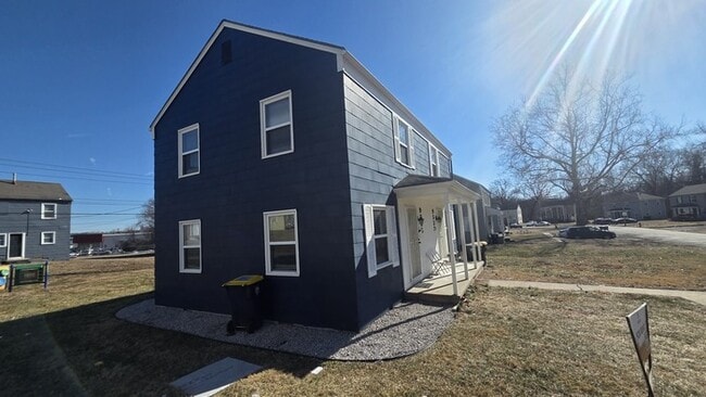 Building Photo - Section 8 Welcome 2 bed 1 bath duplex