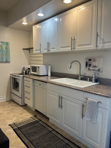 Building Photo - 211 King St