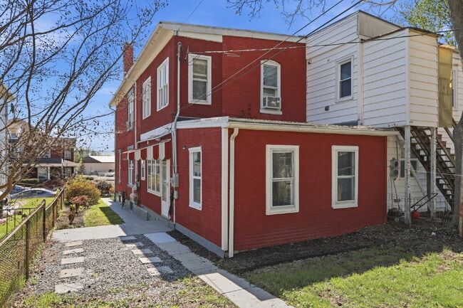Building Photo - Beautiful Duplex with Charm